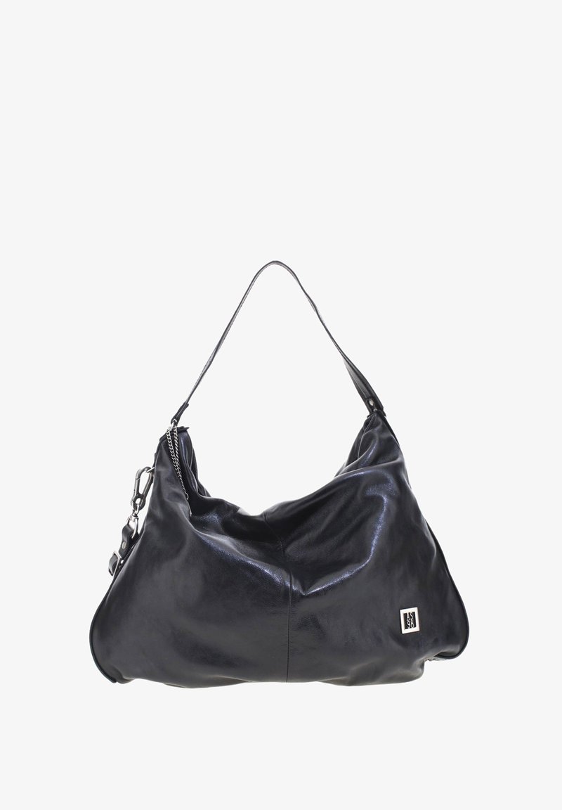 Borsa hobo in pelle nera con texture morbida, forma curva, una tracolla singola e un logo decorativo sul lato. Dotata di chiusura con zip.