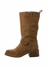 Botte haute en suède marron avec un bout arrondi, un talon empilé et un accent de sangle réglable avec un détail en anneau métallique.