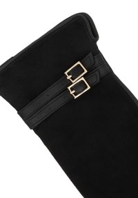 Svarta mocka knähöga stövlar med dekorativa svarta läderremmar och guldtonade spännen, med en rundad topp och mjuk textur.