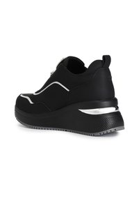 Sneaker nera con tomaia in tessuto liscio, dettagli argentati, design angolare e suola platform con grip testurizzato.
