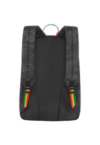 Mochila con tela de camuflaje negra, correas acolchadas y un asa en la parte superior. Presenta franjas multicolores en los lados y una forma aerodinámica.