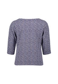 Navyblauwe top met een geometrisch patroon in crème. Korte mouwen, wijde halslijn en een losse pasvorm. Zachte stof met een subtiele glans.