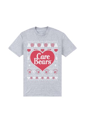 Camiseta de algodón gris con un diseño de corazón rojo y el texto "Care Bears", rodeada de copos de nieve blancos, corazones y siluetas de osos en un patrón.