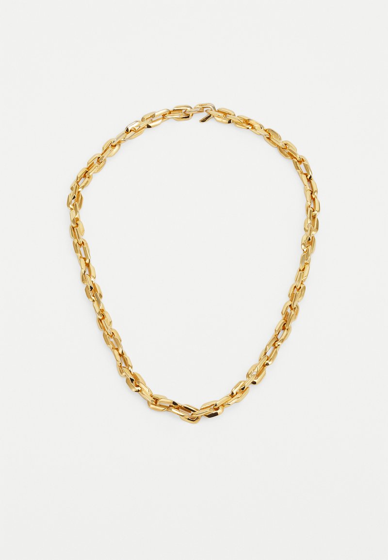 Zlatý kovový řetízek s oválnými články s lesklým povrchem, měřící přibližně 1 cm na šířku a spojující se bez švů.