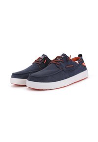 Baskets en toile navy avec des accents orange, semelle en caoutchouc blanc et design à lacets. Présentent une tige cousue et une languette à l'arrière pour un enfilage facile.