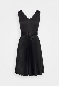 Svart plisserad klänning med V-ringning, ärmlös design och matchande skärp. Gjord av mjukt tyg; har markerad midja och flödande kjol.