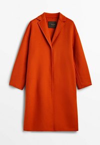 Cappotto lungo in lana arancione con colletto a punta, apertura frontale e maniche ampie. Presenta una texture semplice con un design minimalista.