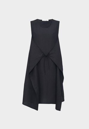 Robe noire sans manches avec un col rond, présentant une superposition asymétrique nouée en nœud à la taille, affichée sur fond blanc.