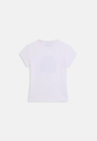 Απλό λευκό κοντομάνικο μπλουζάκι με στρογγυλή λαιμόκοψη, απεικονισμένο από πίσω σε λευκό φόντο.