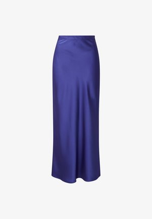 Paarse satijnen midi-rok met een gladde textuur, hoge tailleband en een rechte silhouet, die tot de enkels valt zonder zichtbare sluitingen.