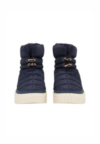 Botas acolchadas en color navy con un alto cuello acolchado que presenta herrajes en tono dorado. Suela de goma con textura estriada para mayor agarre.