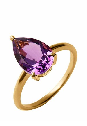 Anillo de oro con una gran piedra preciosa morada en forma de pera asegurada por tres garras sobre una banda lisa y sencilla sobre un fondo blanco.