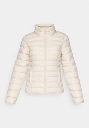 Puff-Jacke in sanftem Beige, mit horizontalen, gesteppten Segmenten, hohem Kragen und einem Frontreißverschluss. Enthält seitliche Taschen.