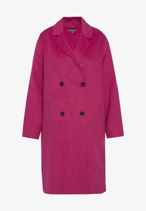 Magenta villatakki, jossa on kaksirivinen muotoilu, leveät käänteet ja kaksi mustaa nappia. Takissa on rento istuvuus ja puolipitkät hihat.