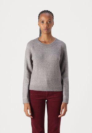 Pulover confortabil de culoare gri, din tricot moale, cu guler rotund și tiv cu model în dungi. Asortat cu pantaloni din catifea burgundă, având o croială lejeră.