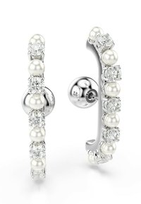 Strieborné kruhové náušnice s striedajúcimi sa bielymi perlami a priehľadnými drahými kameňmi, s lesklým povrchom a bezpečným zapínaním na kolík.