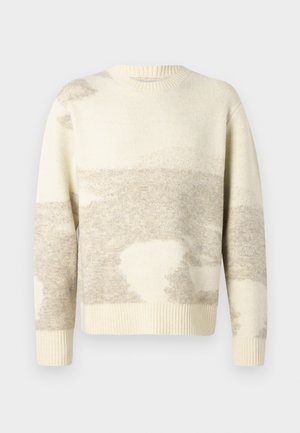 Suéter crema con una textura suave, que presenta patrones abstractos de color marrón claro. Cuello redondo y puños y bajo acanalados. Corte regular.