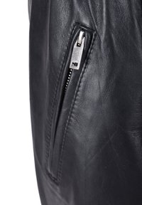 Schwarze Lederhandtasche mit einem metallischen Reißverschluss, ausgestattet mit einer strukturierten Oberfläche, sichtbaren Nähten und einem seitlichen Reißverschlusstaschen-Detail.