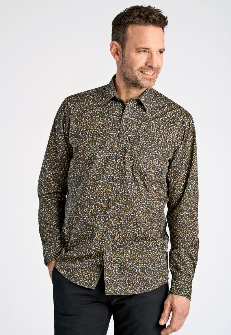 Camisa de botones de manga larga en marrón oscuro con un estampado floral de pequeñas flores blancas, amarillas y azules. Presenta un cuello con punta y un corte ajustado.