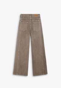 Jeans de pierna ancha color marrón claro, hechos de denim texturizado, con un diseño clásico de cinco bolsillos y un parche de cuero de la marca en la cintura.