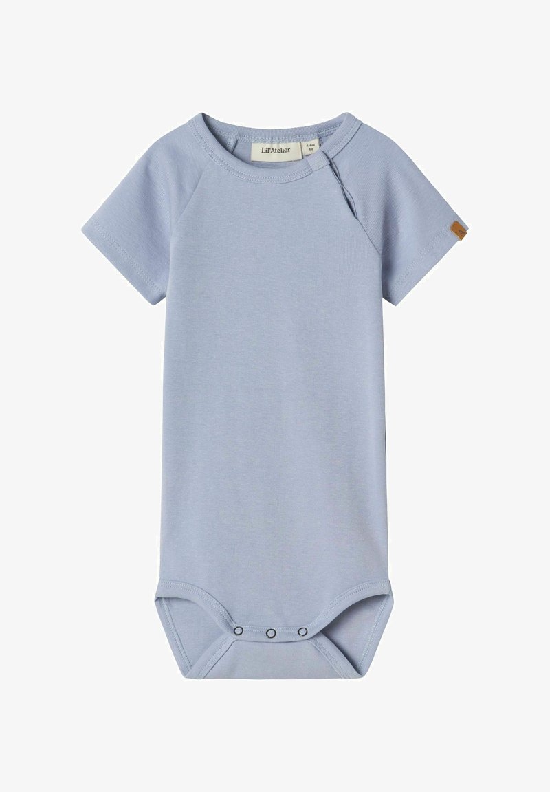 Šviesiai mėlynas bodis, pasiūtas iš minkštos medvilnės, su trumpomis raglan rankovėmis, spaustukais apačioje ir maža logo ant rankovės.