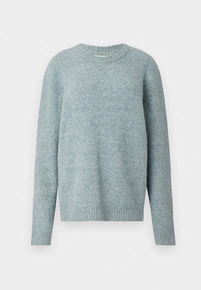 Hellblauer Wollpullover mit rundem Halsausschnitt und langen Ärmeln. Rippbündchen und -saum, mit einer weichen Textur und einem minimalistischen Design.