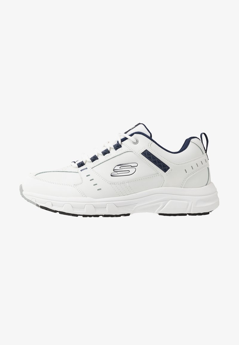 Scarpa da ginnastica bianca con accenti blu navy, tomaia sintetica, dettagli testurizzati, lacci e suola ammortizzata. Presenta il logo su un lato e un passante.
