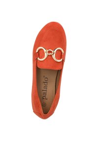 Mocassino in suede rosso con punta arrotondata, dotato di un accento in catena d'oro e foderato internamente in modo liscio. Logo stampato sulla soletta.