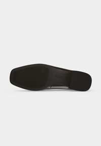 Semelle d'une chaussure habillée en cuir marron avec une accroche texturée à l'avant et au talon, forme carrée à l'avant, et nom de marque embossé "Gabor" au niveau de la voûte plantaire.