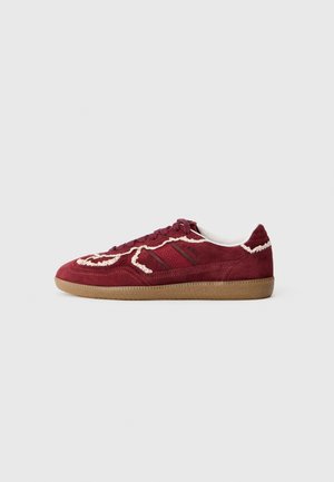 Trainers - burgundy