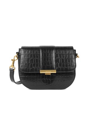 Borsa a tracolla in pelle nera con motivo coccodrillo, accessori in tonalità oro, chiusura a pattina e manico regolabile. Base arrotondata, design elegante.