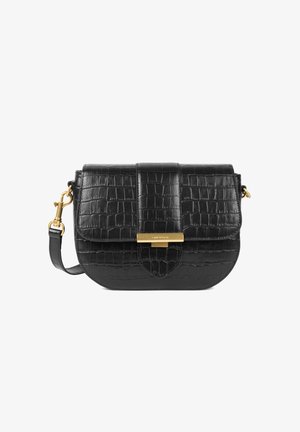 Schwarze Leder-Crossbody-Tasche mit Krokodilprägung, goldfarbener Hardware, Klappenverschluss und verstellbarem Riemen. Abgerundeter Boden, elegantes Design.