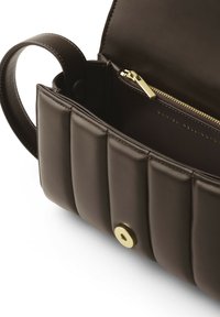 Borsa a tracolla in pelle marrone trapuntata con zip dorata e chiusura a bottone. All'interno presenta una fodera liscia e il nome del marchio impresso.