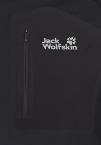 Schwarzer Reißverschluss-Pullover mit glatter Textur, ausgestattet mit einer Brusttasche auf der linken Seite und dem "Jack Wolfskin"-Logo in Hellgrau.