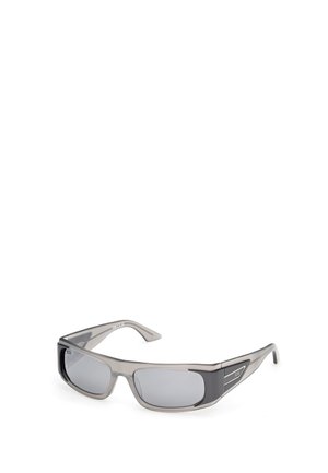 Harmaat puoliläpäisevät muoviset aurinkolasit, joissa on suorakulmaiset tummat linssit ja mustat koristeet sankoissa valkoista taustaa vasten.