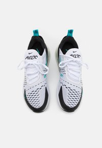 Nike Air Max 270-sneakers har en vit mesh-övre med svarta accenter, turkosa detaljer och en transparent luftenhetssula för dämpning.