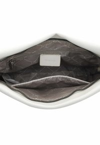 Bolso de mano de cuero blanco con un interior de tela gris que cuenta con un bolsillo con cremallera y múltiples compartimentos. Detalle sutil del logo en relieve visible.