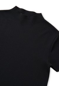 Czarny prążkowany top z krótkim rękawem o wysokim dekolcie z małym wycięciem na środku przodu.