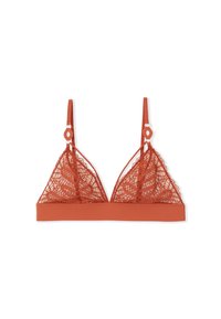 Rode, driehoekige bralette van kant met een gladde onderband, voorzien van verstelbare bandjes en een decoratieve hardware-accent op de bandjes.