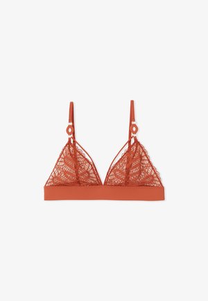 Bralette triangulaire rouge en dentelle avec une bande inférieure lisse, dotée de bretelles réglables et d'un accent en métal décoratif sur les bretelles.