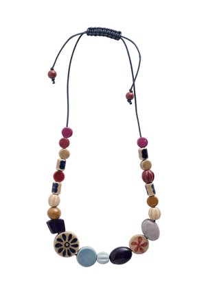 Regulowany naszyjnik z wielokolorowymi okrągłymi i geometrycznymi koralikami, w tym z koralikami w kwiatowe wzory, na czarnym sznurku z zawiązanymi końcami.