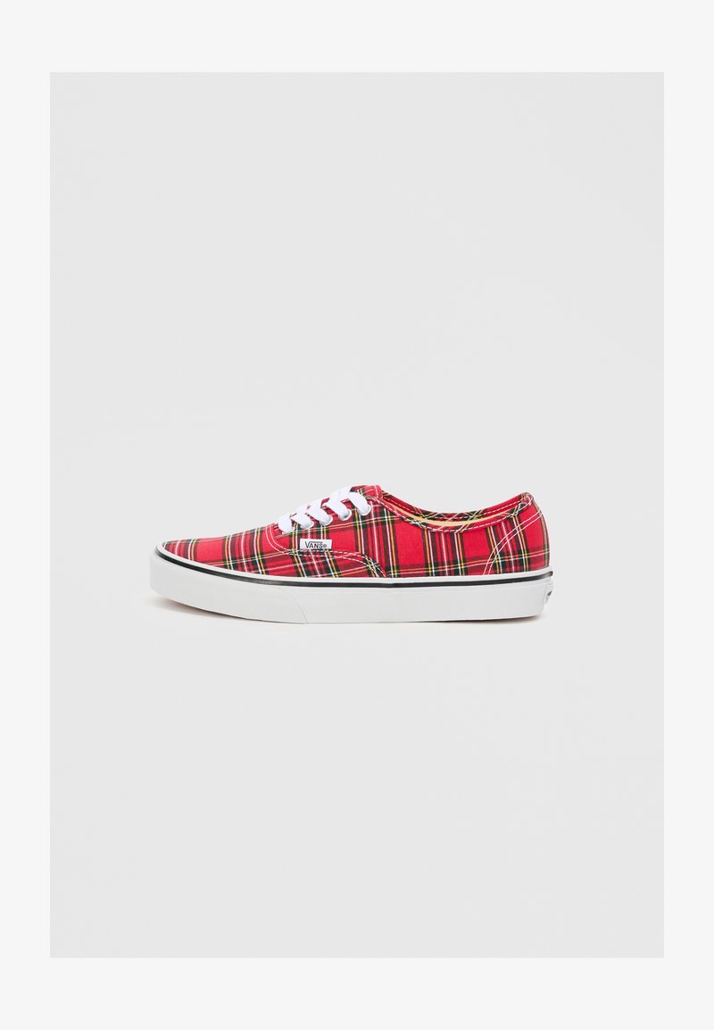 Rood geruite canvas sneaker met witte rubberen zool, zwarte accenten en witte veters. Heeft een laag profiel en een ronde neusontwerp.