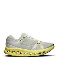 Baskets de course gris clair avec un dessus texturé, des accents jaunes et une semelle cushioned dotée d'encoches pour la flexibilité et la circulation de l'air.