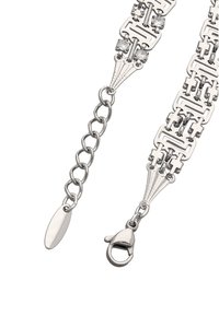 Stříbrný náramek se skládá z propojených geometrických tvarů, jasných krystalů a sponou typu lobster. Obsahuje prodlužovací řetěz pro nastavitelnost délky.