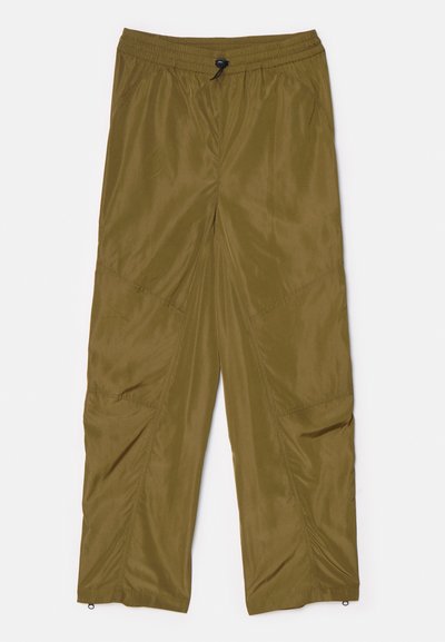 Olijfgroene, lichtgewicht, nylonmix broek met een elastische tailleband, verstelbare trekkoord en ritsen bij de broekspijpen; heeft schuin gestikte naden.