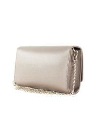 Metallic beige kuvertväska med texturerad yta, som har en guldkedjesnodd och en strukturerad rektangulär form.