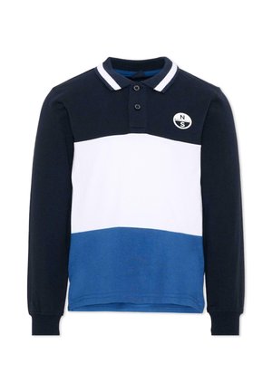 Polo a maniche lunghe con colletto blu navy, parte superiore nera, parte centrale bianca e parte inferiore blu, con un piccolo logo rotondo sul petto.
