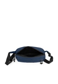 Borsa blu navy con apertura con cerniera e manico in tessuto; interno in tessuto nero. Presenta una forma ovale semplice e una texture liscia.