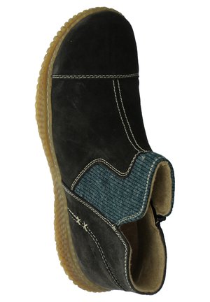 Bottine cheville en suède noir avec un tissu tricoté bleu autour de l'ouverture. Présente des coutures blanches contrastantes et une semelle en caoutchouc avec une adhérence texturée.