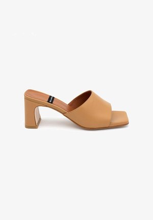 Sandali aperti in beige con punta quadrata, realizzati in pelle liscia e dotati di tacco a blocco. Suola piatta con leggera texture.